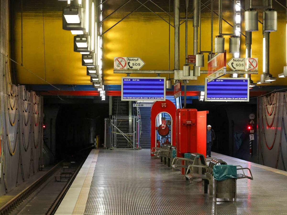 Eine leere U-Bahnhaltestelle am Rochusplatz in Köln-Bickendorf. Aufgrund des Warnstreiks fahren am Freitag (6.März) wieder keine KVB-Bahnen.