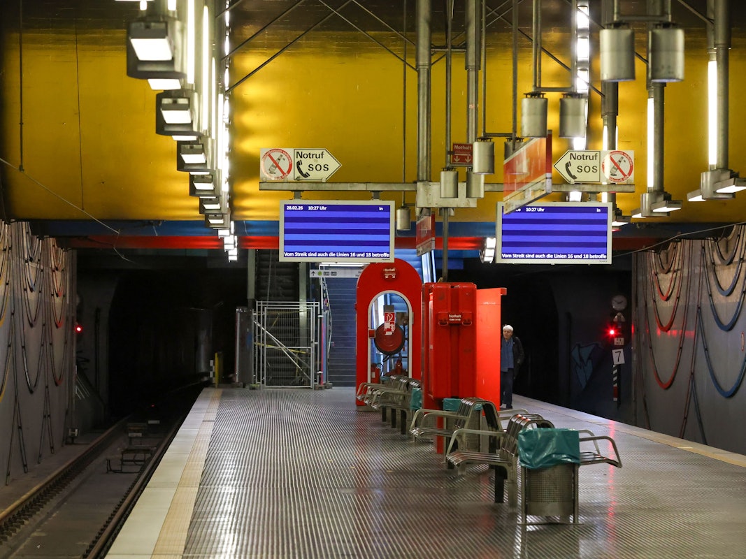 Eine leere U-Bahnhaltestelle am Rochusplatz in Köln-Bickendorf. Aufgrund des Warnstreiks fahren am Freitag (6.März) wieder keine KVB-Bahnen.