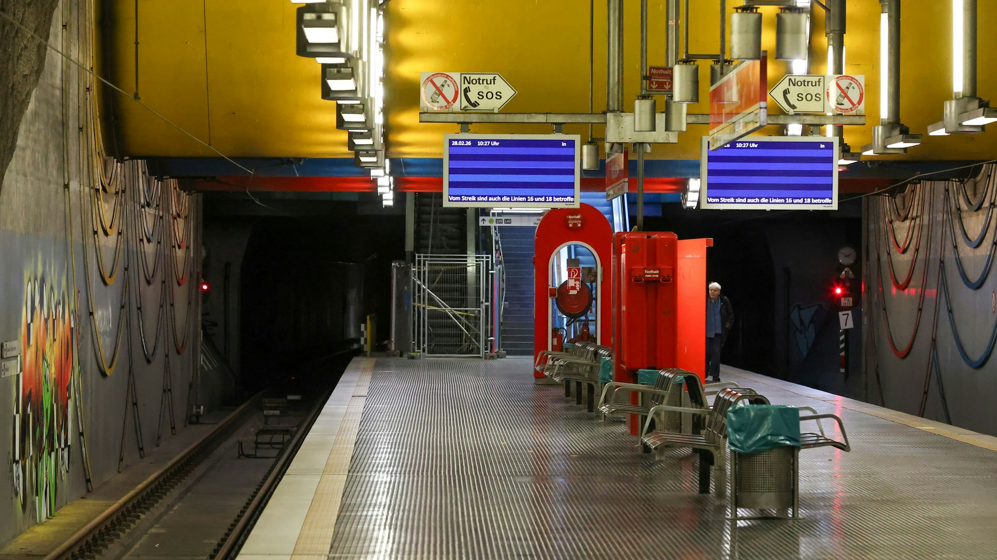 Eine leere U-Bahnhaltestelle am Rochusplatz in Köln-Bickendorf. Aufgrund des Warnstreiks fahren am Freitag (6.März) wieder keine KVB-Bahnen.