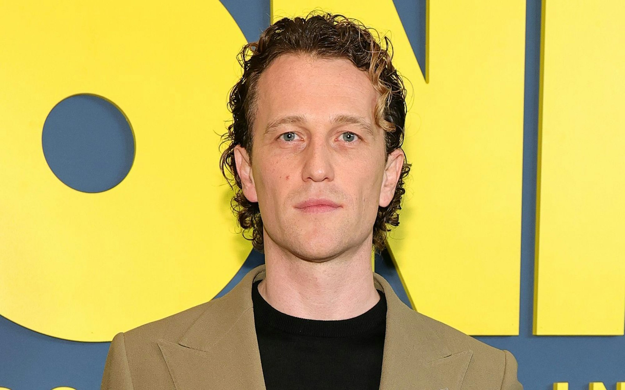 Am Set von „Ponies“ merkte Artjom Gilz, dass er „ein bisschen“ an seinem Humor arbeiten musste. (Bild: 2026 Getty Images/Dia Dipasupil)