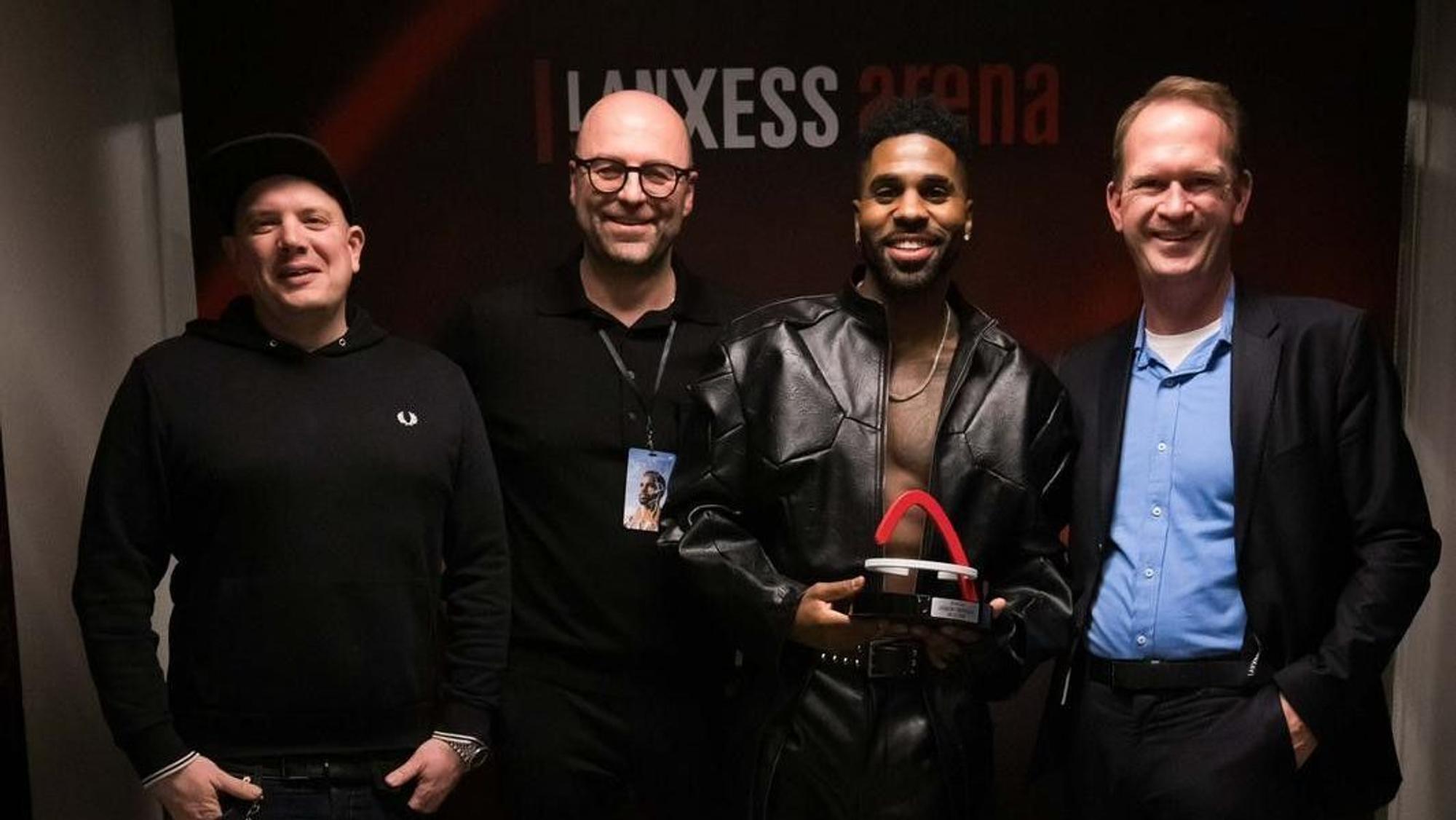 Jason Derulo mit Stefan Löcher, der ihm den „Sold-Out-Award“ überreicht hat.