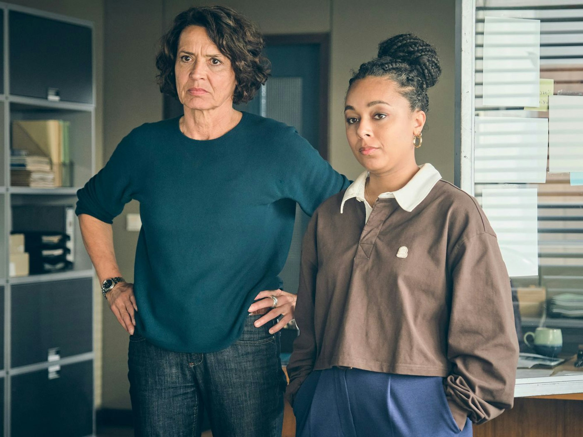Lena Odenthal (Ulrike Folkerts, links) und Mara Hermann (Davina Chanel Fox) machen sich Sorgen wegen der gefährlichen Undercover-Mission ihrer Kollegin Johanna. (Bild: SWR/Benoît Linder)