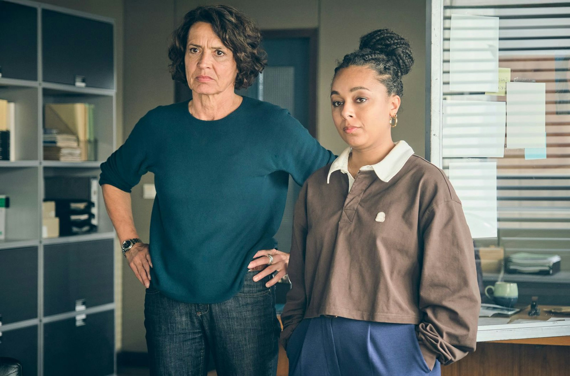 Lena Odenthal (Ulrike Folkerts, links) und Mara Hermann (Davina Chanel Fox) machen sich Sorgen wegen der gefährlichen Undercover-Mission ihrer Kollegin Johanna. (Bild: SWR/Benoît Linder)
