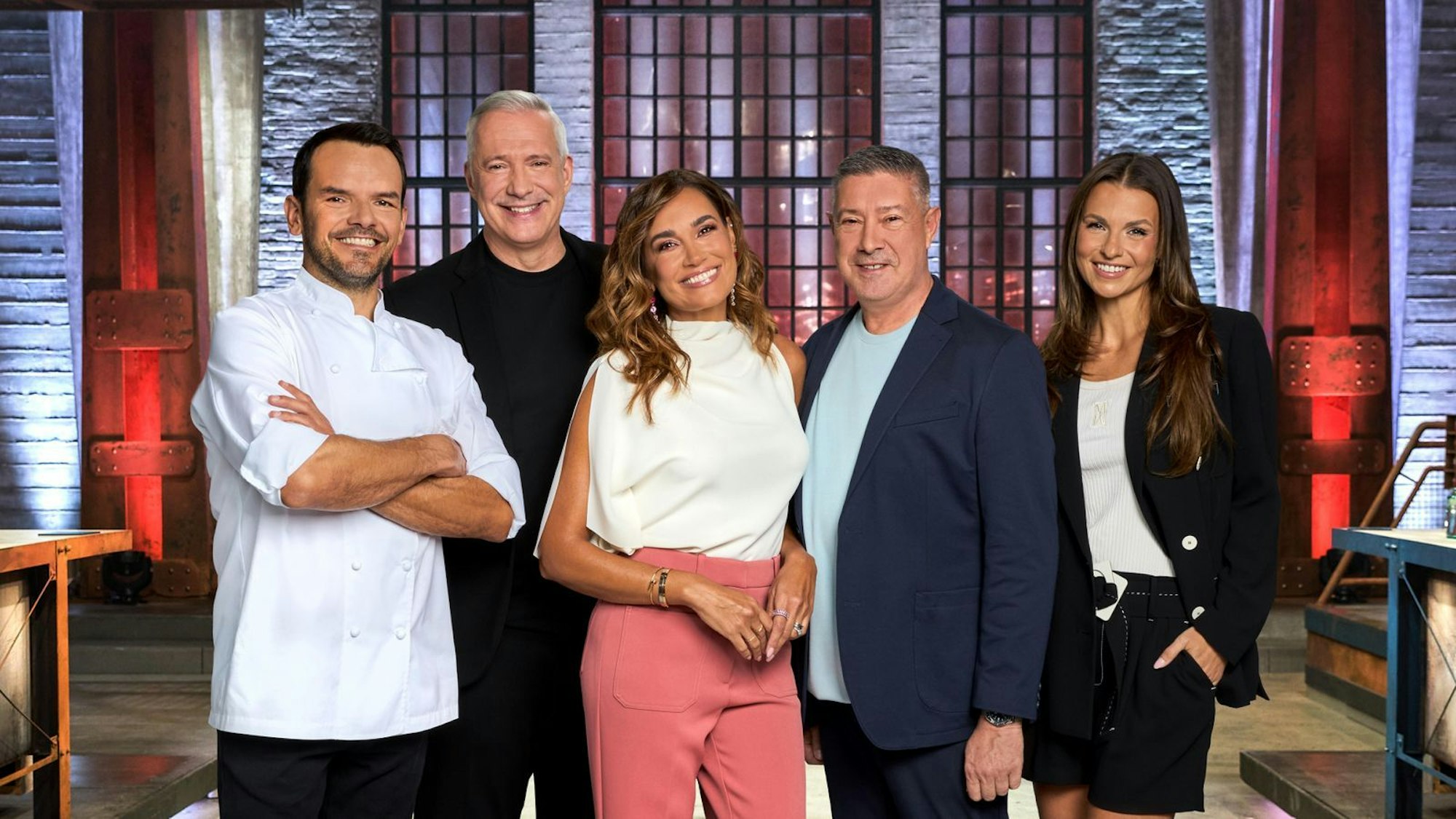 Wie schon in den vergangenen sechs Jahren, moderiert Wontorra auch in der Frühlingsstaffel von „Grill den Henssler“ die Kochduelle der Promis. (Bild: RTL/Jörn Strojny)