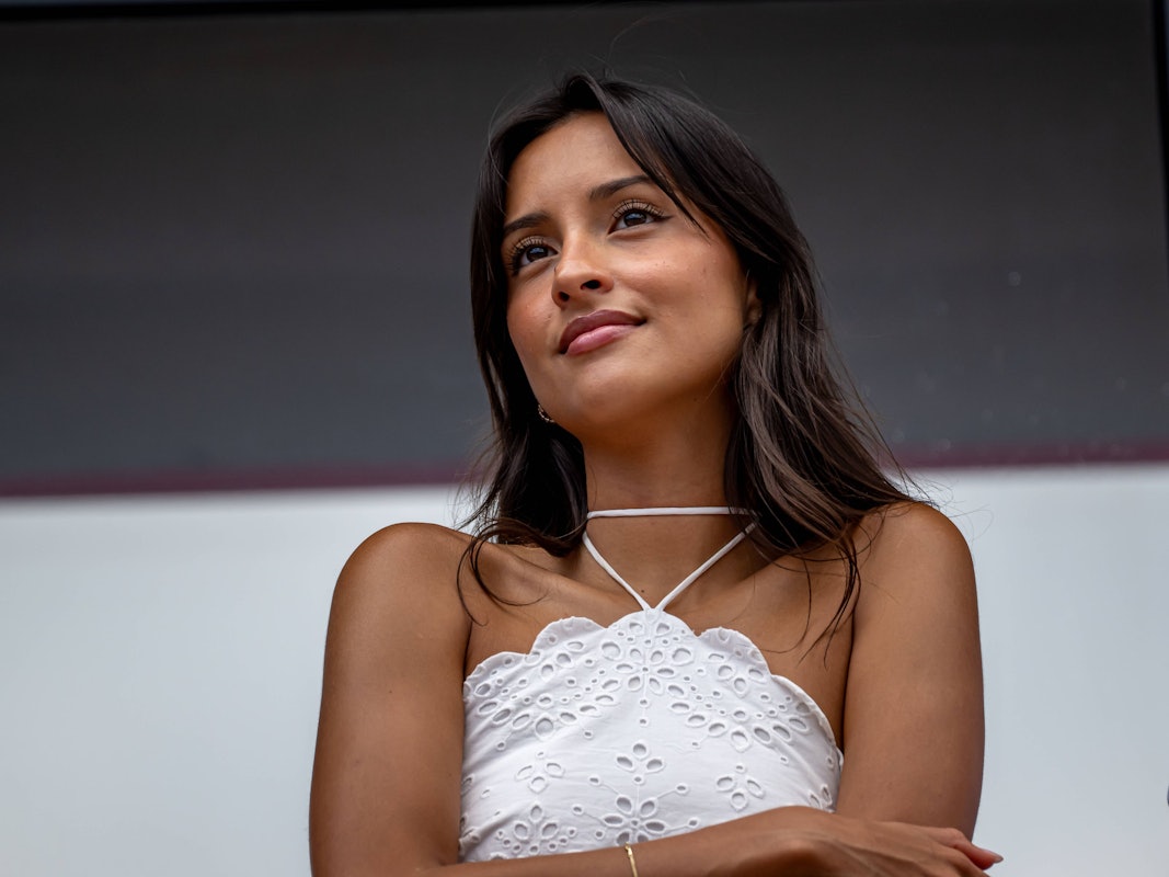 Alexandra Saint Mleux guckt von einem Balkon bei der Formel 1 zu.