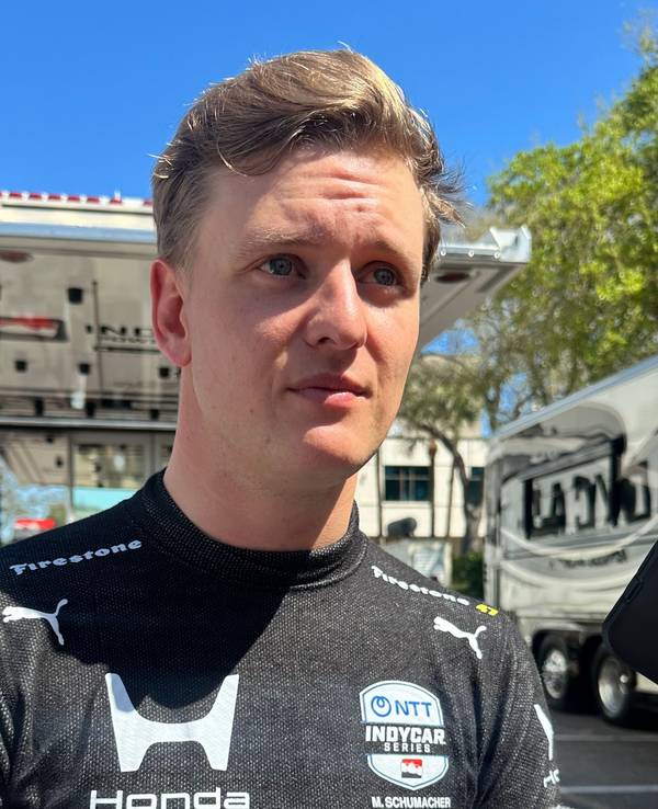 Mick Schumacher ist beim IndyCar-Rennen zu sehen, nachdem er in der ersten Runde des Auftaktrennens in einen Unfall verwickelt war.