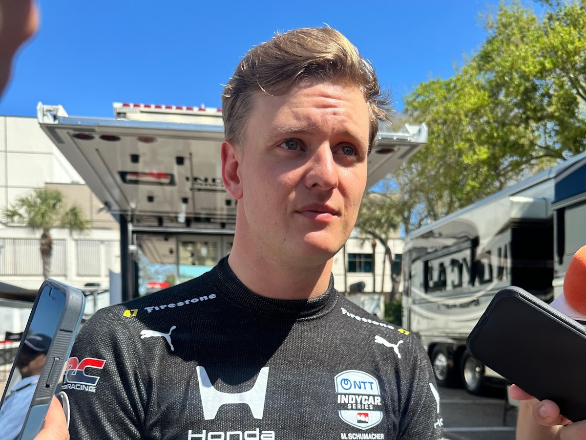 Mick Schumacher ist beim IndyCar-Rennen zu sehen, nachdem er in der ersten Runde des Auftaktrennens in einen Unfall verwickelt war.