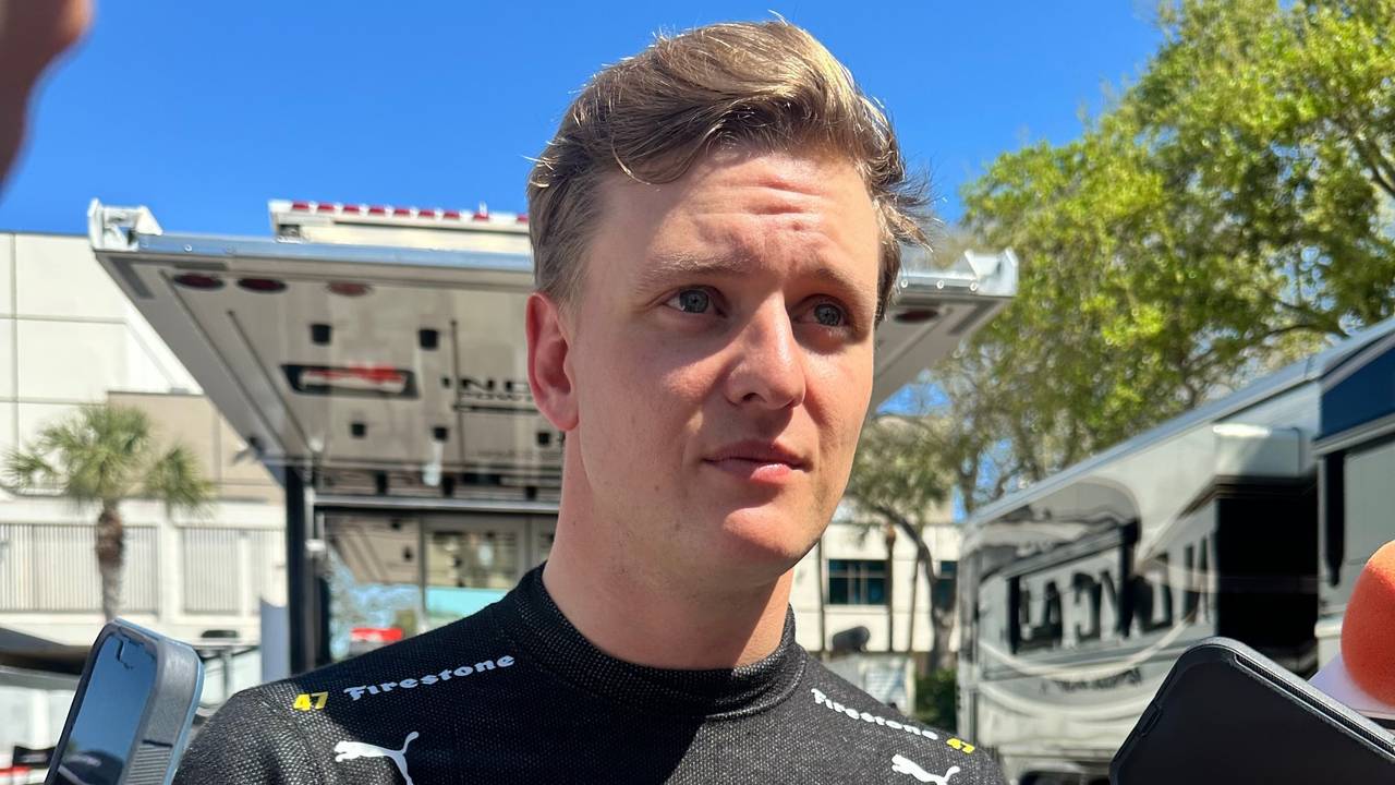 Mick Schumacher ist beim IndyCar-Rennen zu sehen, nachdem er in der ersten Runde des Auftaktrennens in einen Unfall verwickelt war.