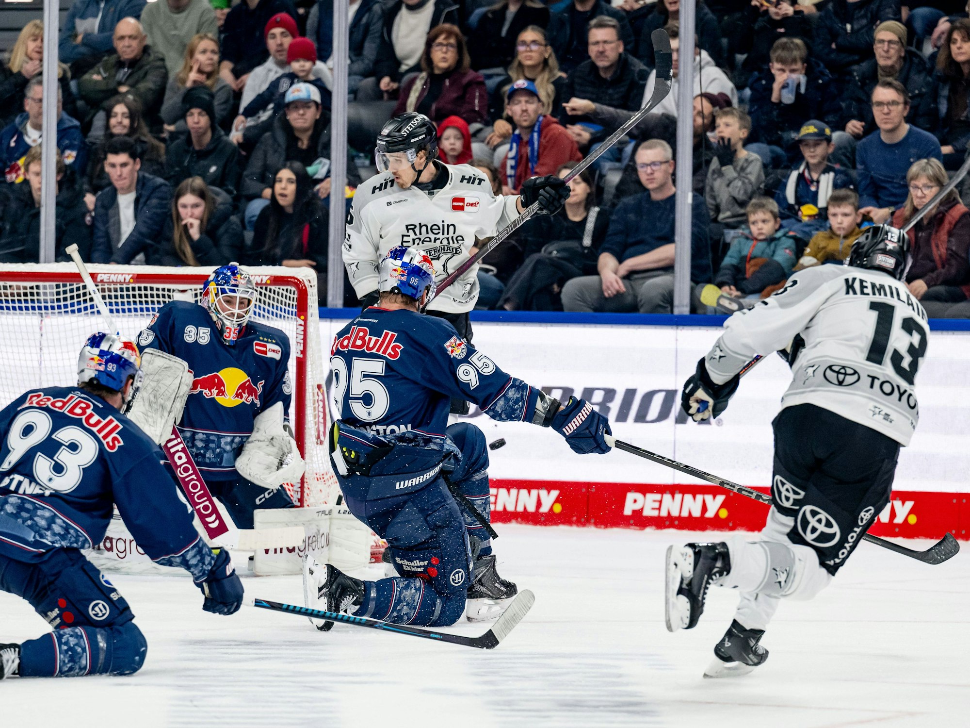 Einen Schuss von Valtteri Kemiläinen (r.) fälschte Louis-Marc Aubry zum 1:0 für die Kölner Haie ab.