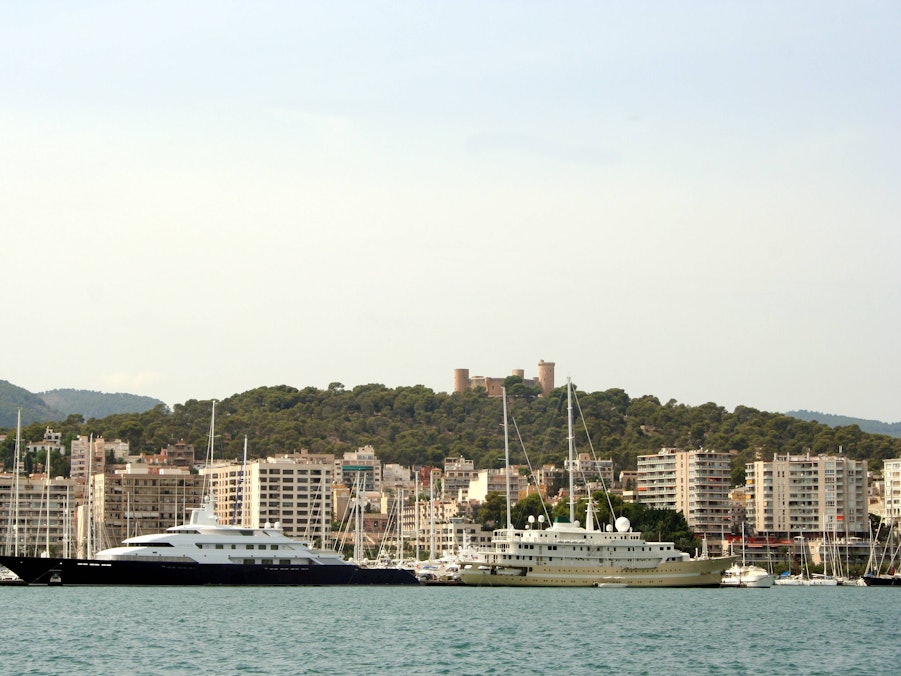 Yachten Limitless und Salem im Hafen von Palma