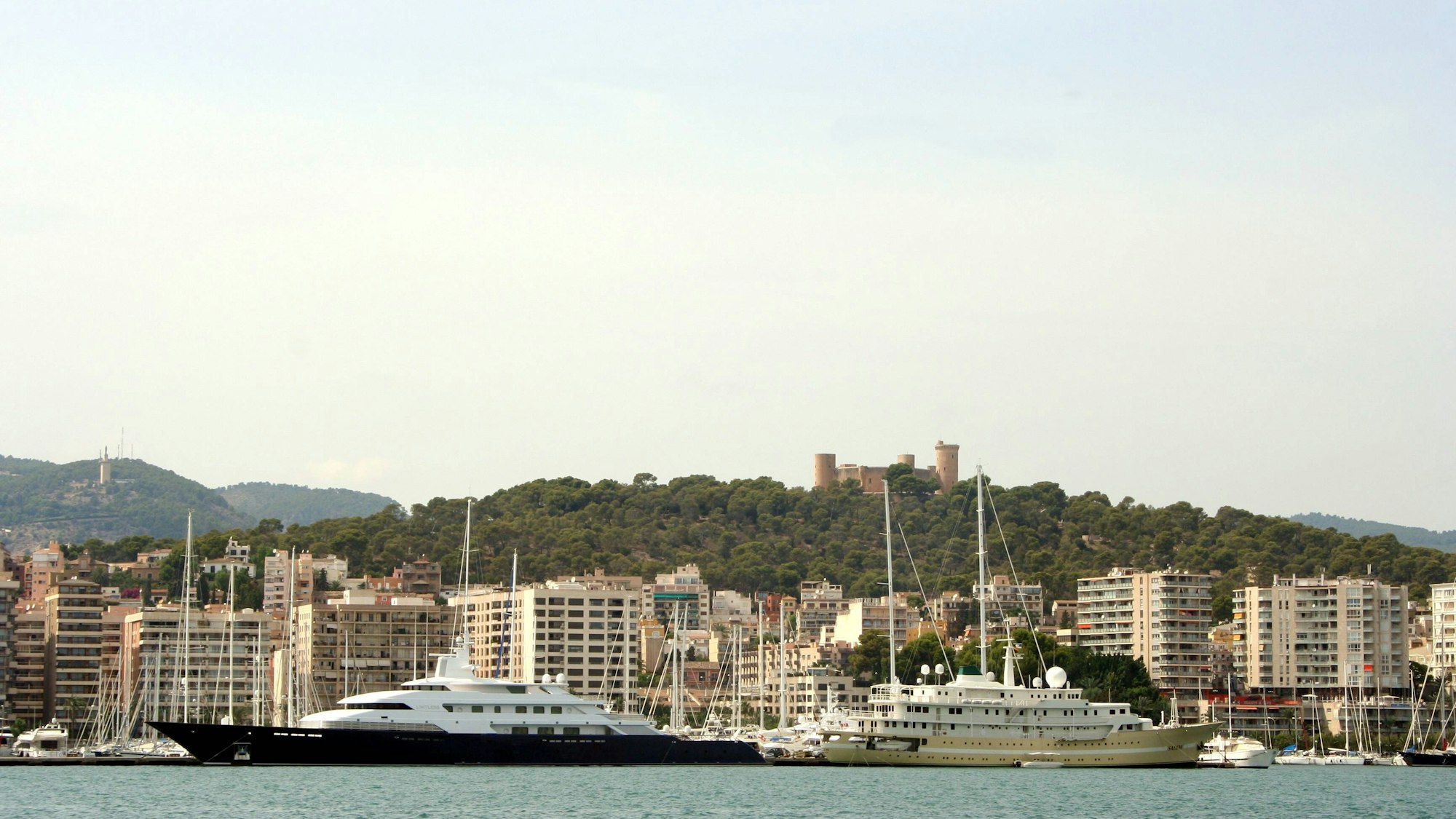 Yachten Limitless und Salem im Hafen von Palma