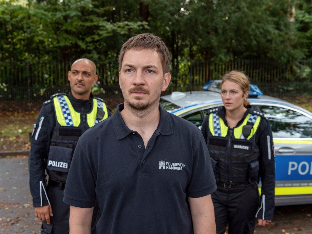 Die neuen „Großstadtrevier“-Folgen beginnen mit einem äußerst kontroversen Fall: In Folge 514, „Nichts mehr, wie es war“, neigt Lars Herold (Johannes Kienast, zweiter von links) zur Selbstjustiz, weil der Vergewaltiger seiner Frau wieder frei ist. Lukas Petersen (Patrick Abozen) und Bente Hinrichs (Sinha Melina Gierke) müssen ihn aufhalten. (Bild: ARD / Thorsten Jander)