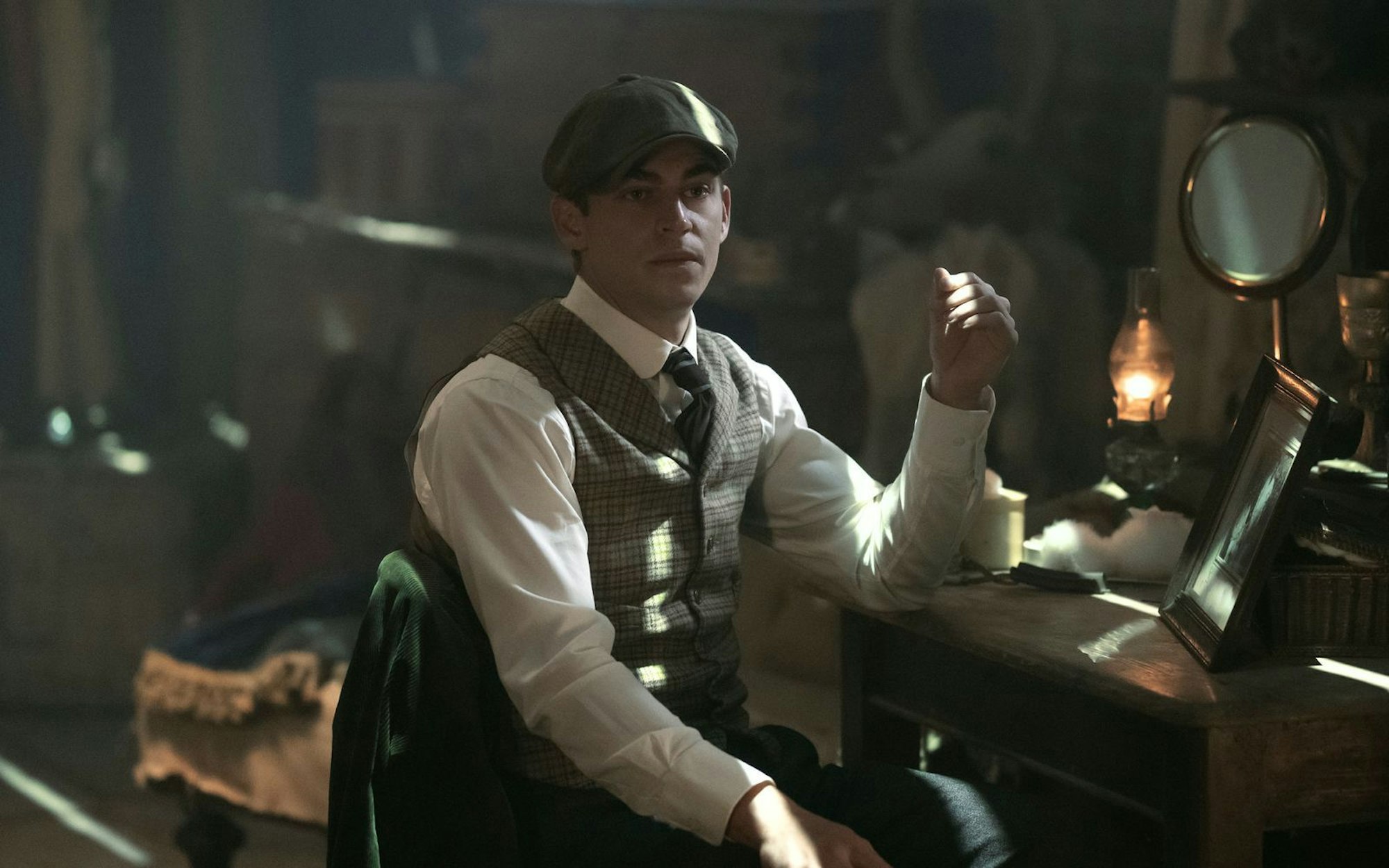 Hero Fiennes Tiffin kennt man vor allem aus der „After“-Filmreihe. Nun schlüpft er in die Rolle des bekanntesten Filmdetektivs der Welt. (Bild: Amazon Content Services LLC)