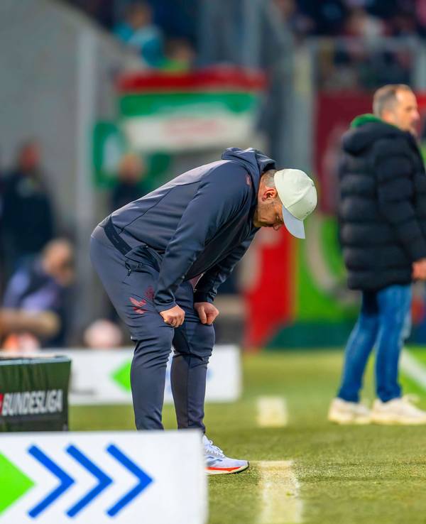 Lukas Kwasniok stützt sich enttäuscht auf seinen Oberschenkeln ab.