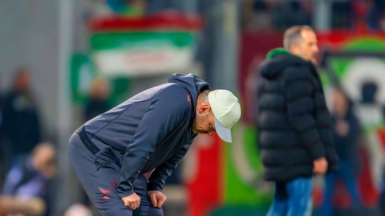 Lukas Kwasniok stützt sich enttäuscht auf seinen Oberschenkeln ab.