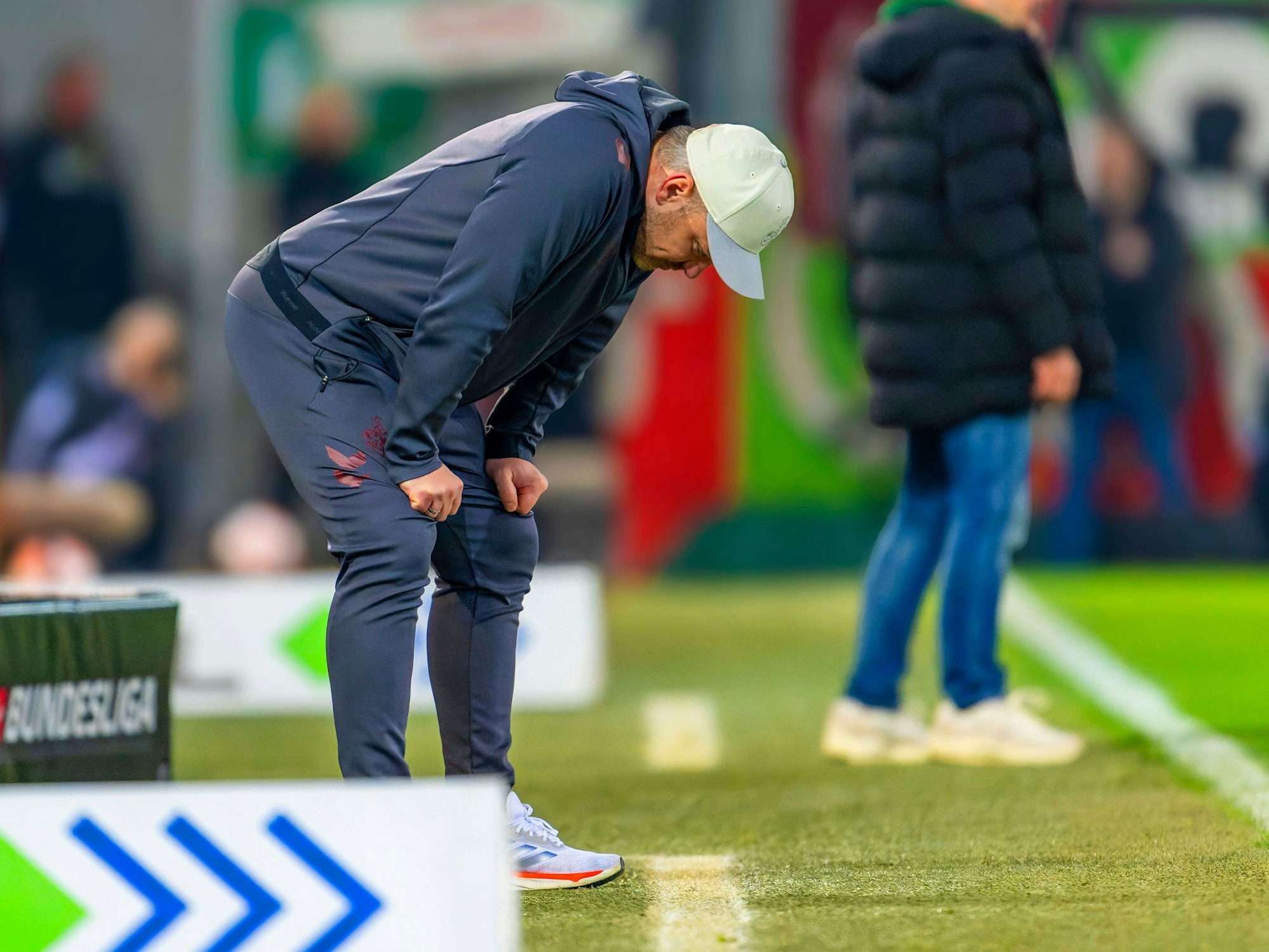 Lukas Kwasniok stützt sich enttäuscht auf seinen Oberschenkeln ab.