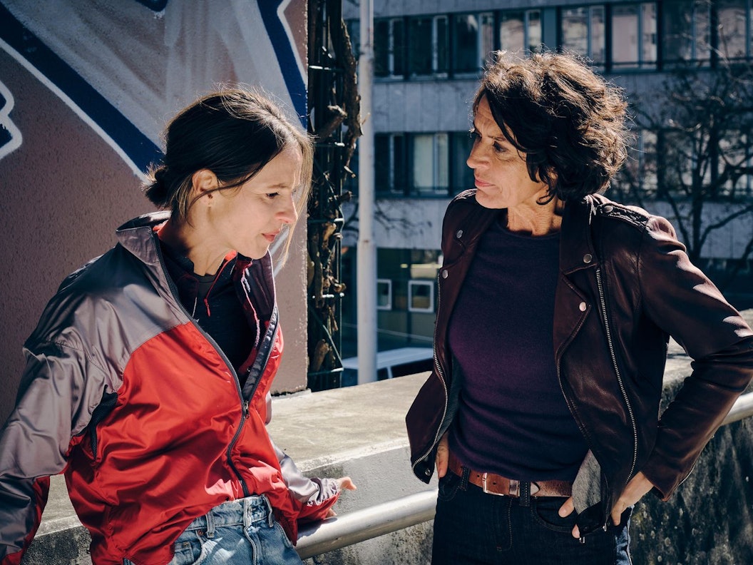 Lena Odenthal (Ulrike Folkerts, rechts) und Johanna Stern (Lisa Bitter) tauschen sich über den Stand der Ermittlungen aus. (Bild: SWR/Benoît Linder)