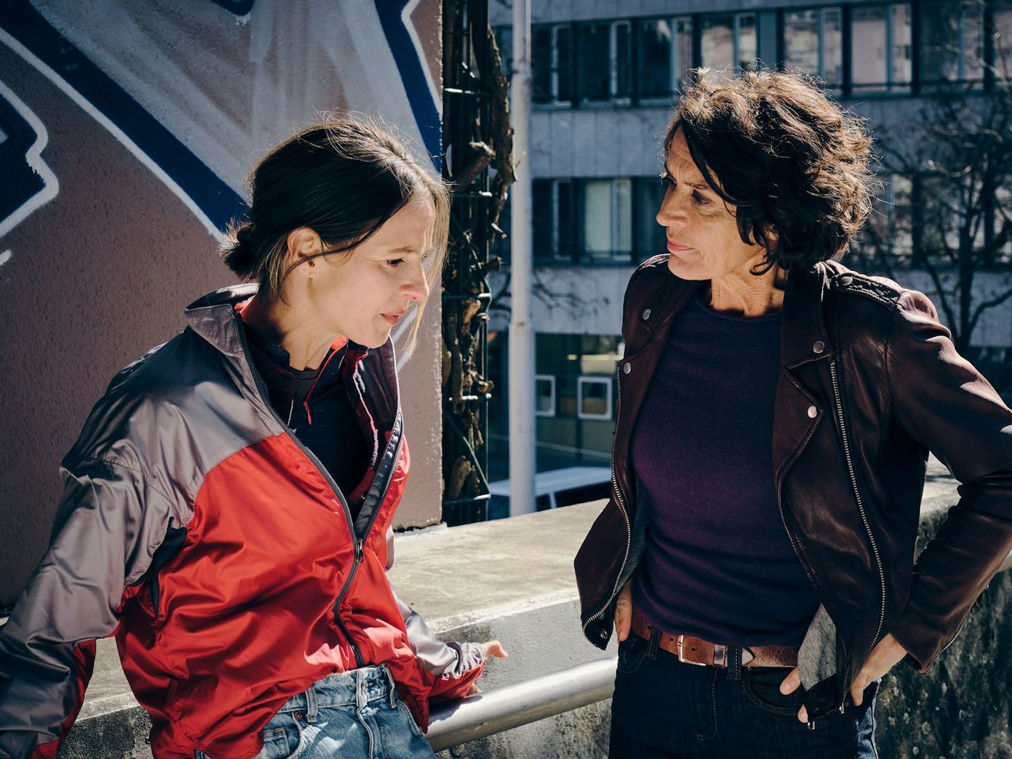 Lena Odenthal (Ulrike Folkerts, rechts) und Johanna Stern (Lisa Bitter) tauschen sich über den Stand der Ermittlungen aus. (Bild: SWR/Benoît Linder)