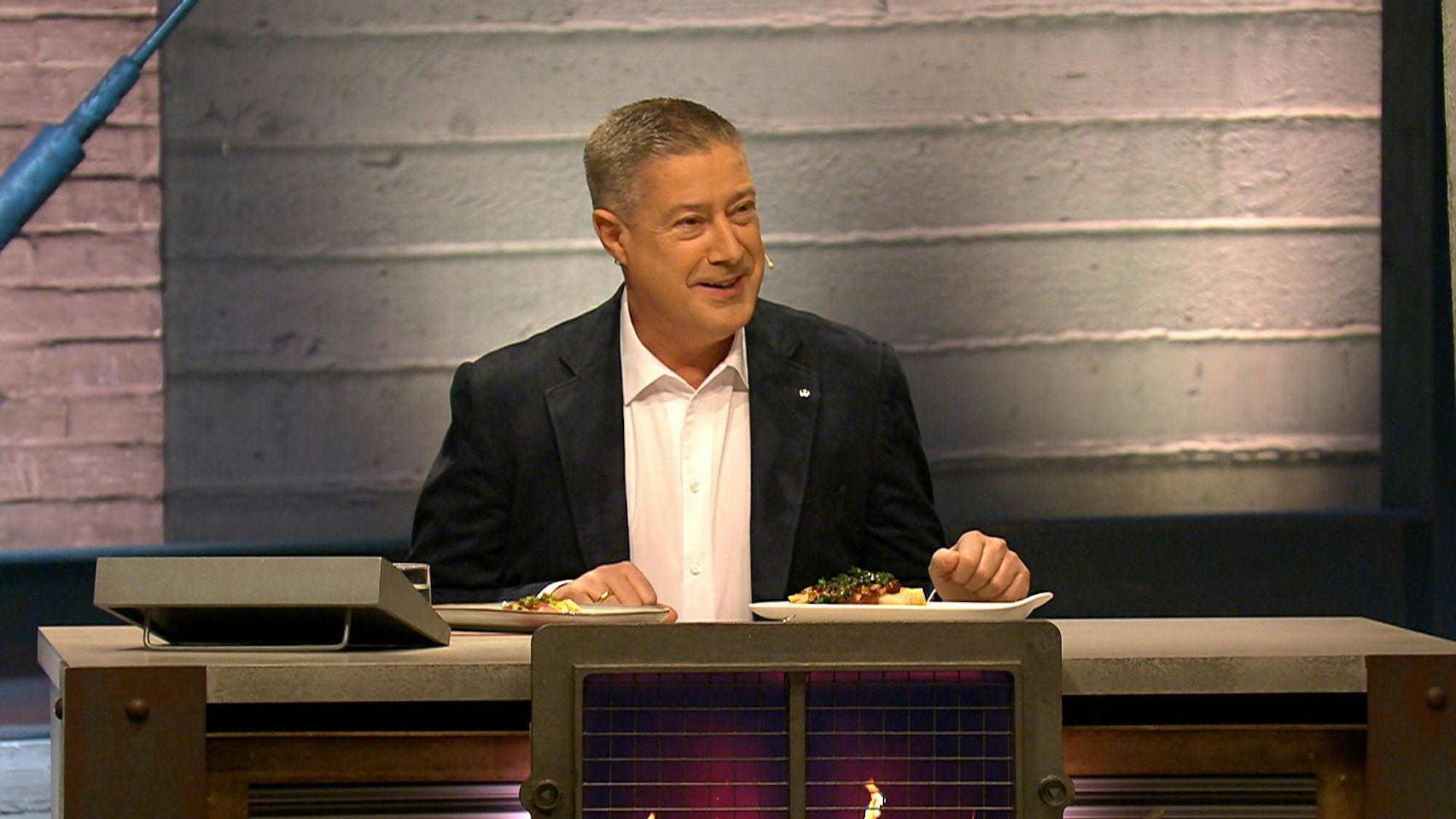 Joachim Llambi machte sich bei seinem Dabüt als Stamm-Juror von „Grill den Henssler“ nicht nur Freunde. (Bild: RTL)