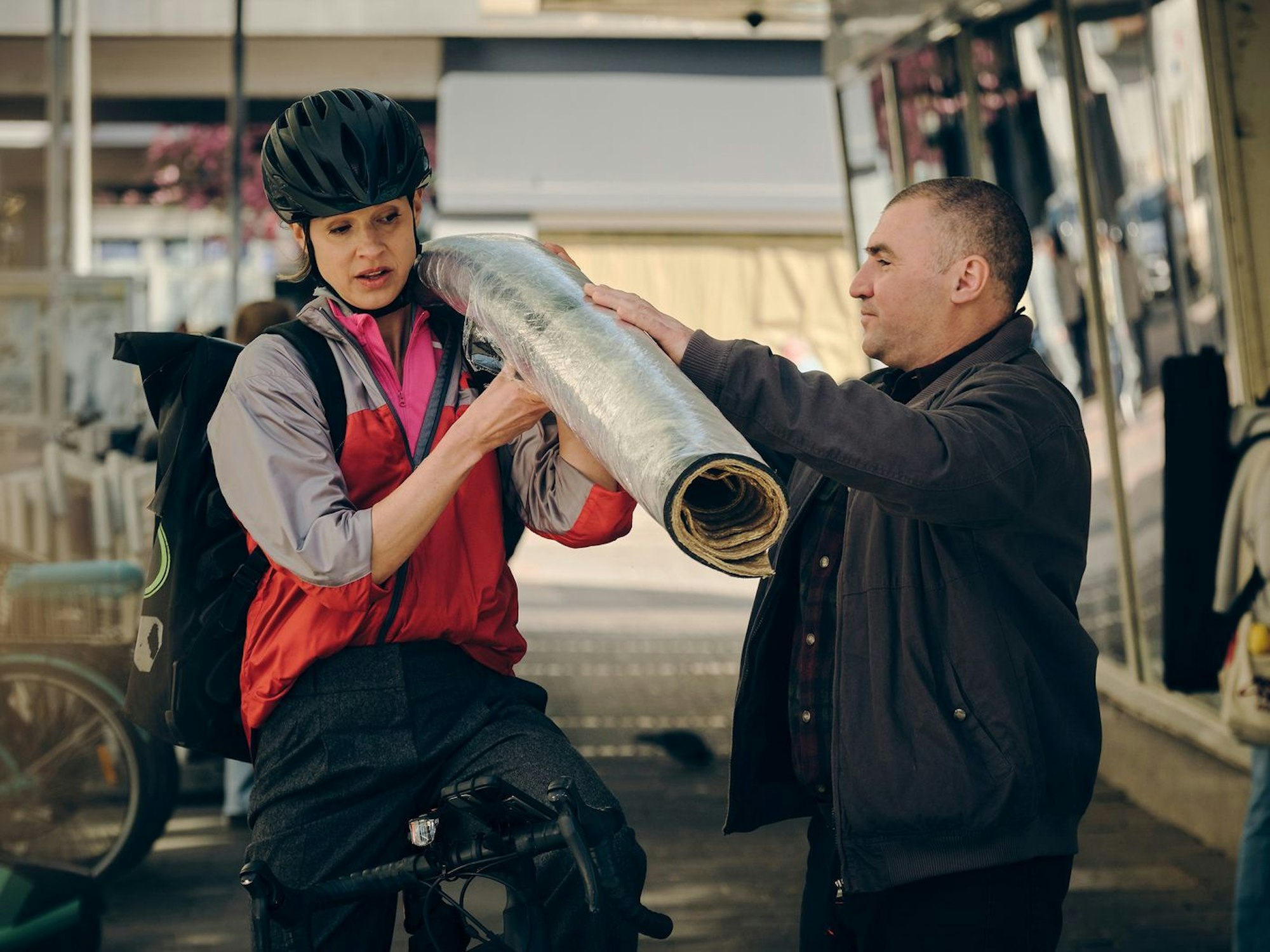 Auch ungewöhnliche Dinge werden transportiert. Johanna Stern (Lisa Bitter) darf in ihrer Undercover-Mission als Fahrradkurierin nicht zimperlich sein. (Bild: SWR/Benoît Linder)