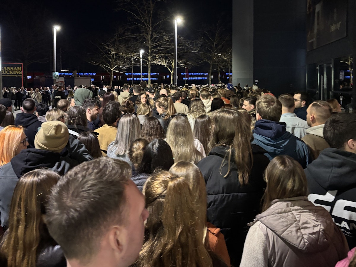 Wer MGK am Montagabend in der Lanxess-Arena hören und sehen wollte, musste einige Zeit mitbringen. Vor dem Eingang bildete sich eine lange Schlange.