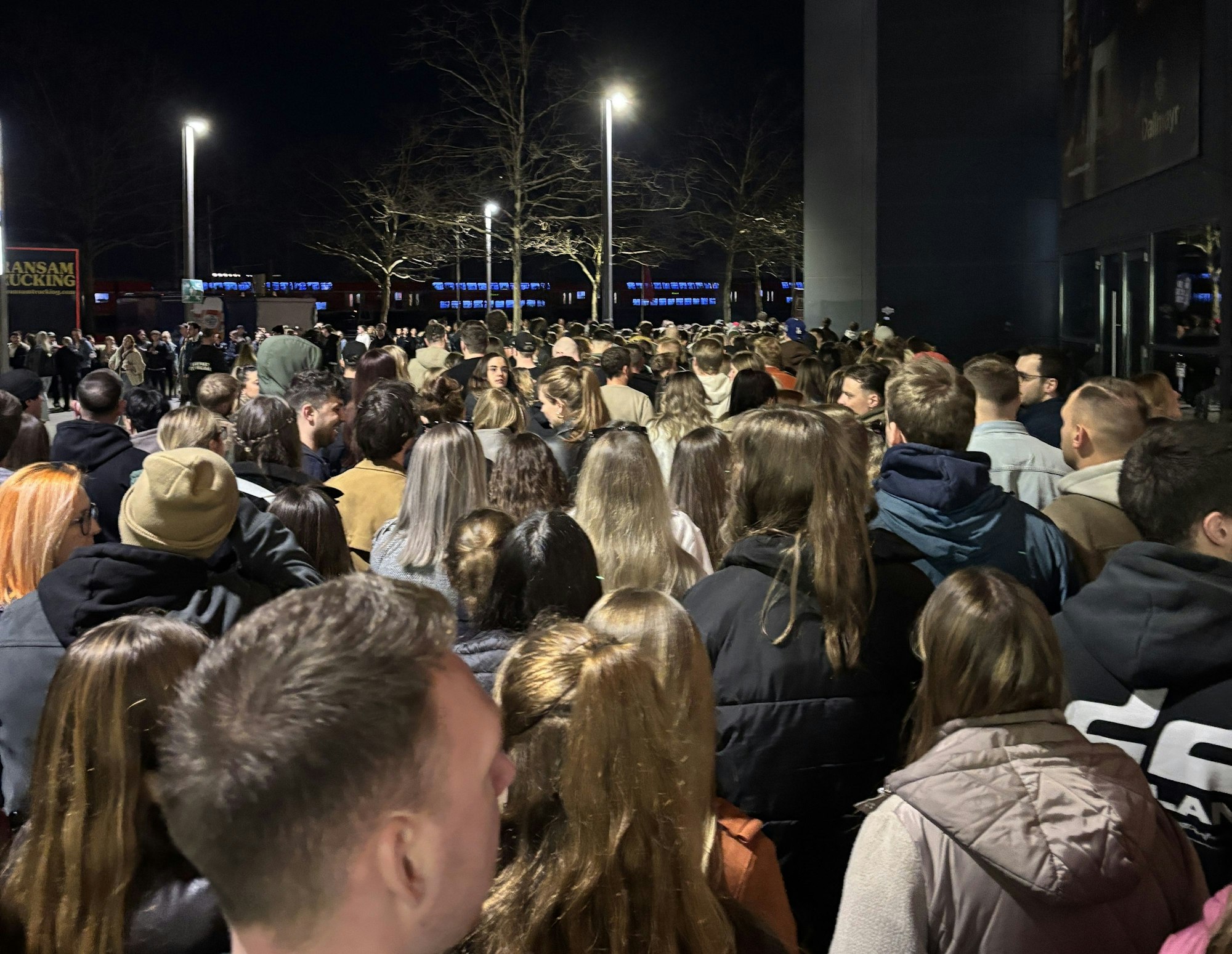 Wer MGK am Montagabend in der Lanxess-Arena hören und sehen wollte, musste einige Zeit mitbringen. Vor dem Eingang bildete sich eine lange Schlange.