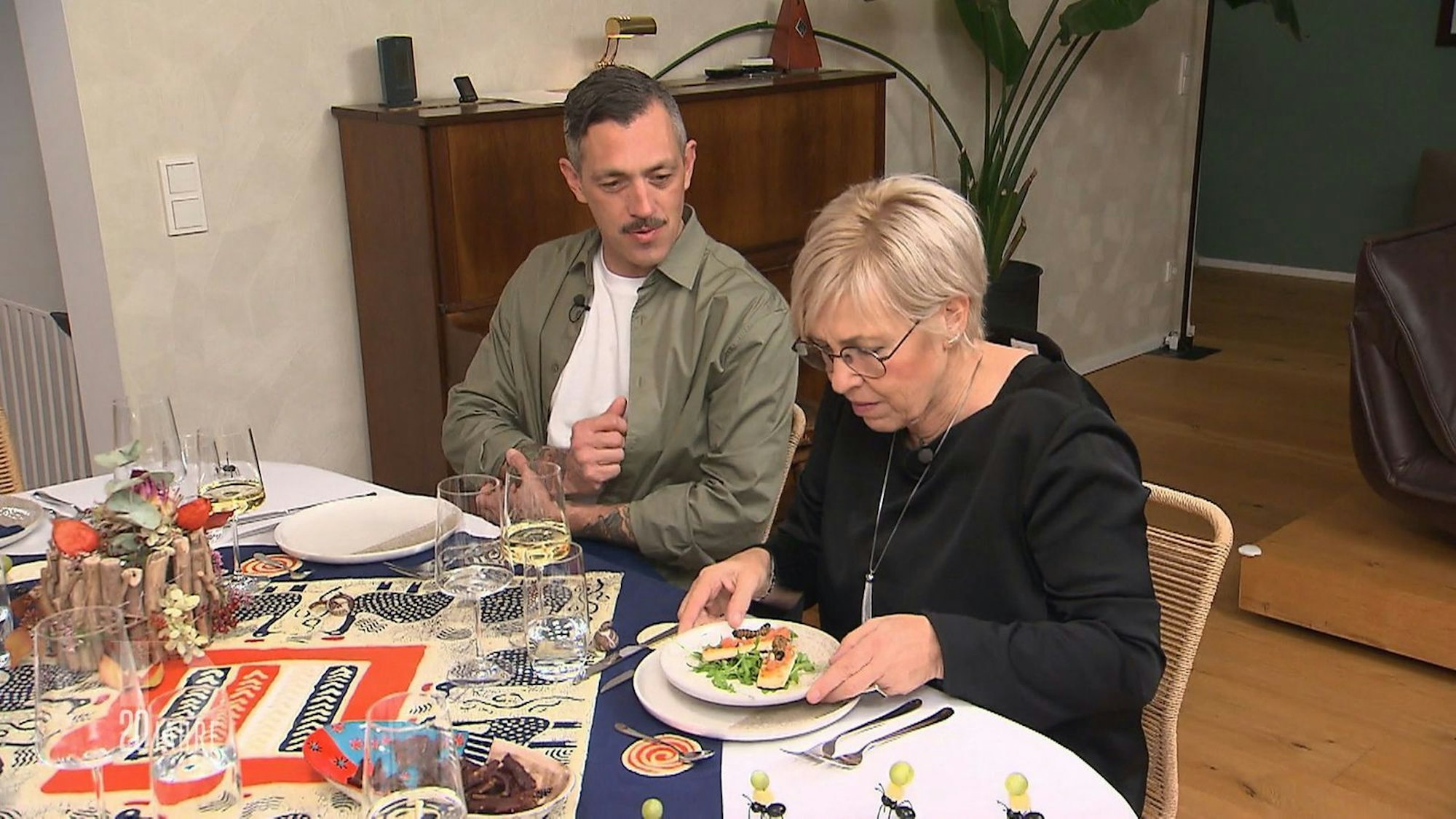 Diese Würmer auf dem Essen findet Katrin gewöhnungsbedürftig.
(Bild: RTL)