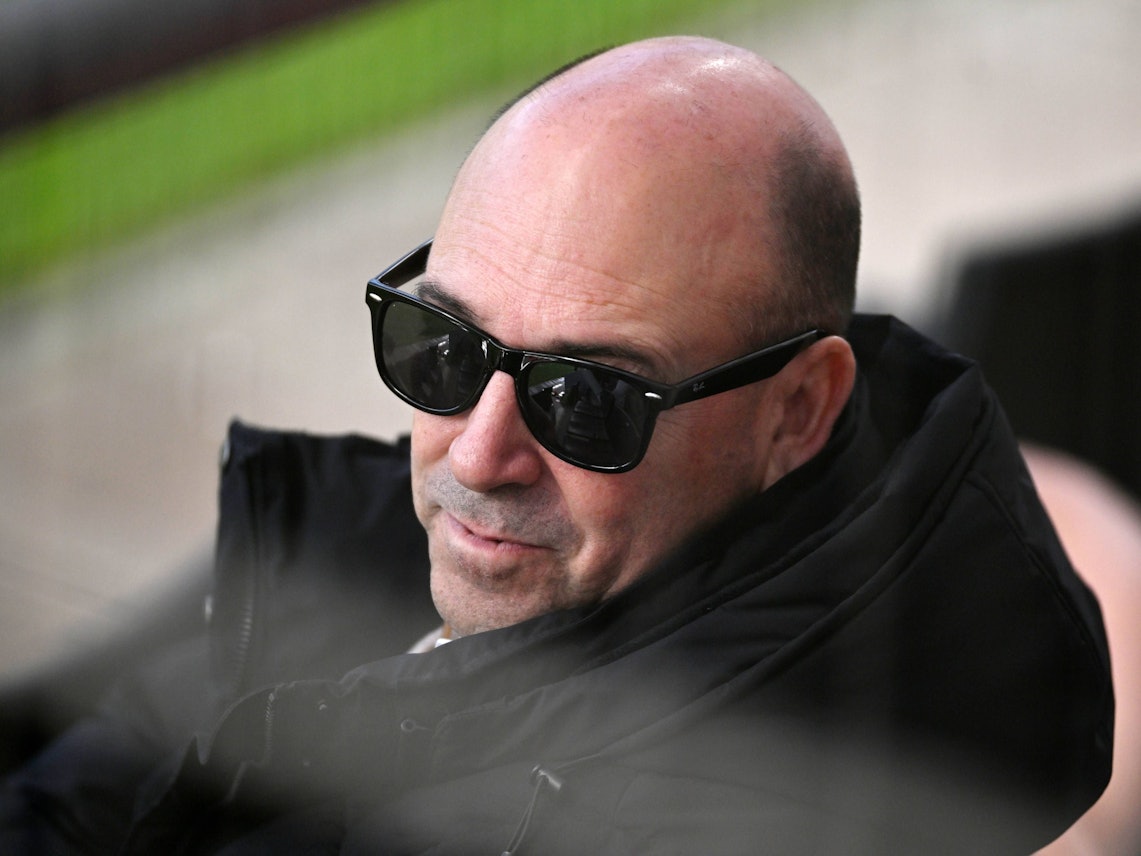 Fernando Carro sitzt mit Sonnenbrille auf der Tribüne.