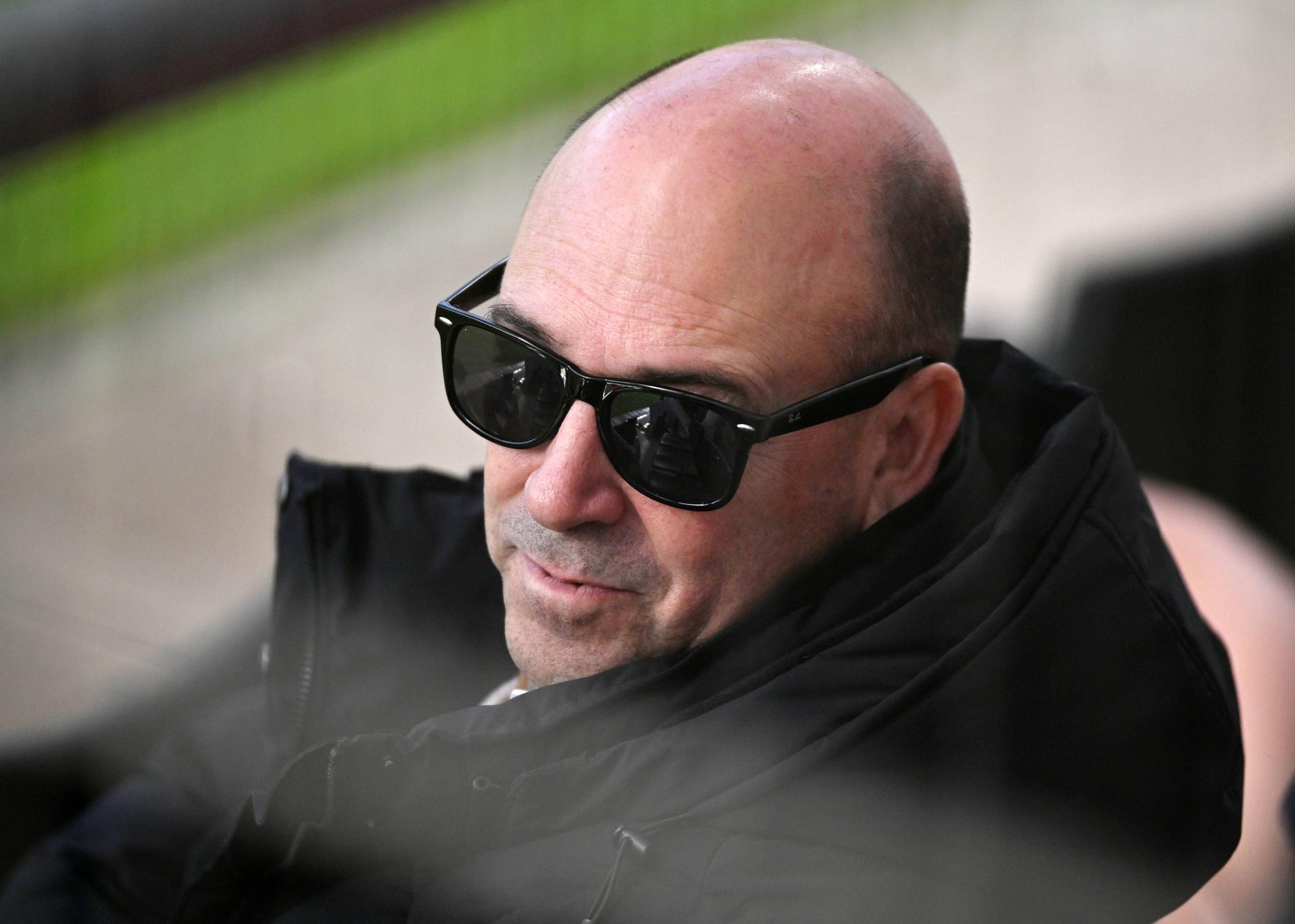 Fernando Carro sitzt mit Sonnenbrille auf der Tribüne.