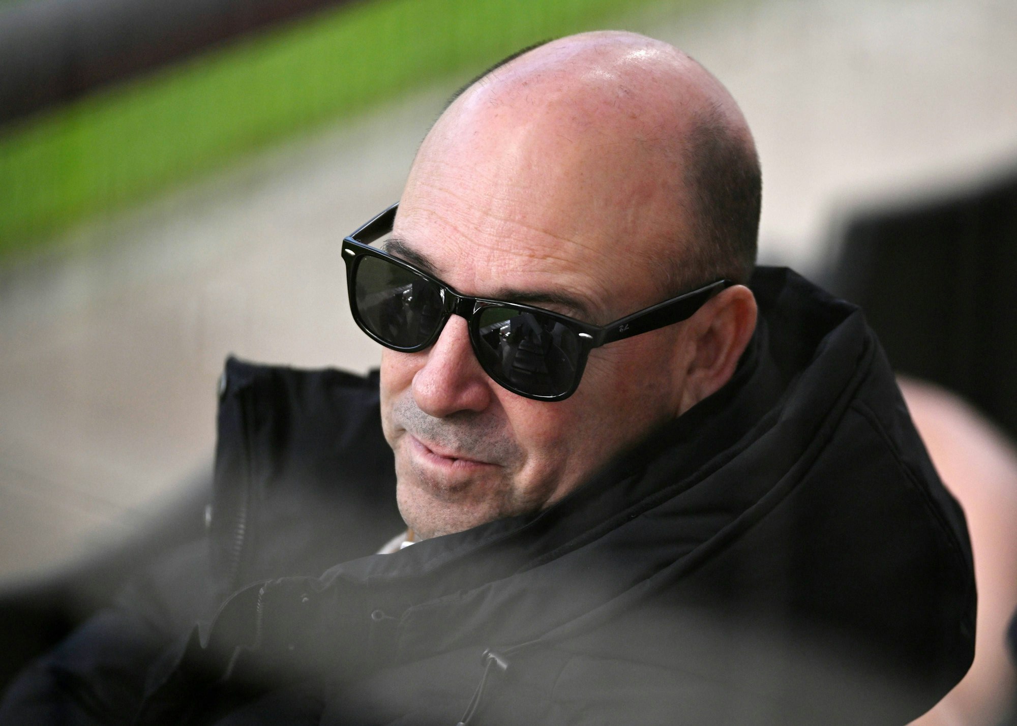 Fernando Carro sitzt mit Sonnenbrille auf der Tribüne.