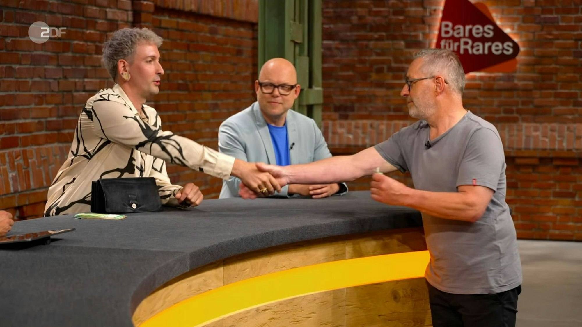 Bei 650 Euro wurden sich Fabian Kahl und Oliver einig. Liza Kielon gratulierte: „Jetzt hast du eine Bäuerin auf hohem Ross.“ Oliver war zufrieden: „Meine Frau wird froh sein, dass ich die Figur nicht wieder mit nach Hause bringe.“
(Bild: ZDF)