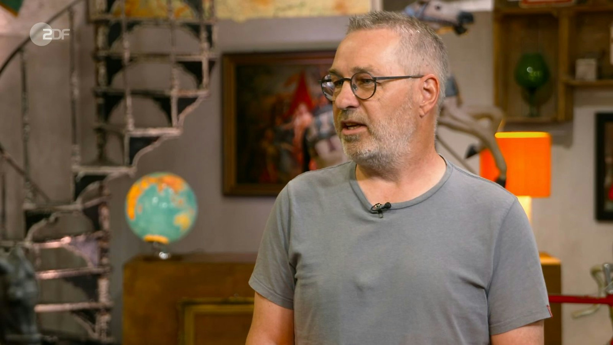 „Ich würde gerne nicht hören, dass es eine Fälschung ist und ich sie wieder nach Hause mitnehmen müsste, obwohl meine Frau gesagt hat, ich soll sie nicht mehr nach Hause mitbringen“, begründete Oliver aus Schondorf seinen Besuch in der ZDF-Trödel-Show.
(Bild: ZDF)