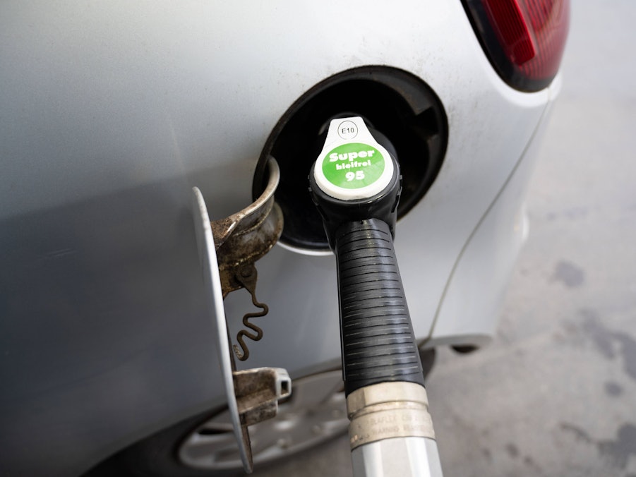 Auto wird mit Benzin betankt