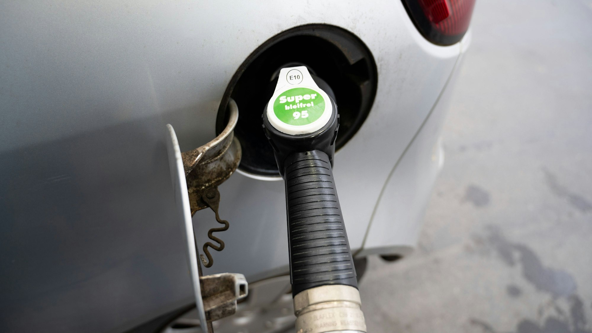 Auto wird mit Benzin betankt