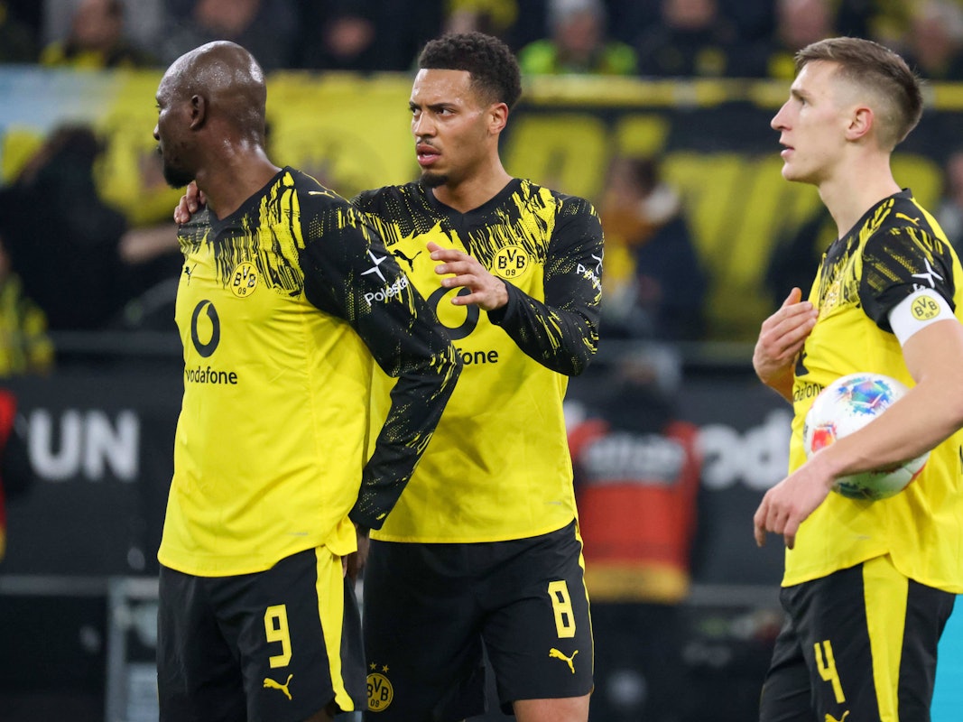 Serhou Guirassy BVB, Felix Nmecha BVB und Nico Schlotterbeck stehen nebeneinander.