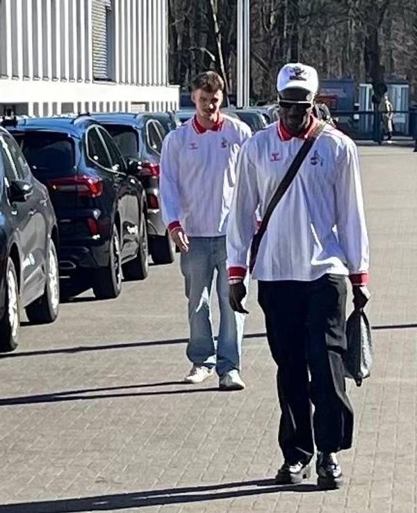 Rav van den Berg und Ragnar Ache im neuen FC-Sondertrikot am Geißbockheim