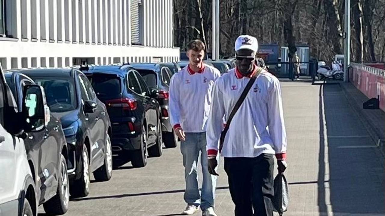 Rav van den Berg und Ragnar Ache im neuen FC-Sondertrikot am Geißbockheim
