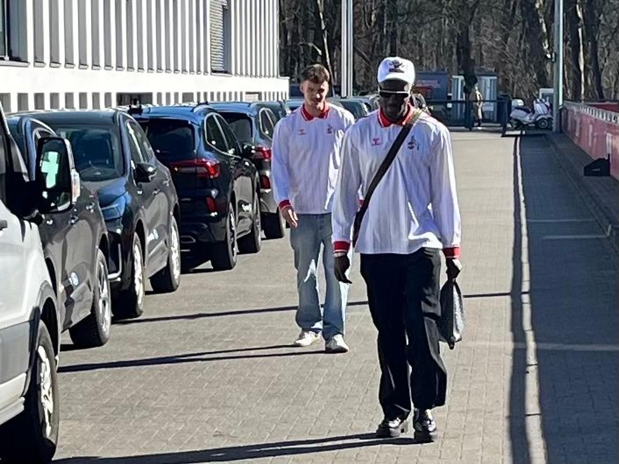 Rav van den Berg und Ragnar Ache im neuen FC-Sondertrikot am Geißbockheim