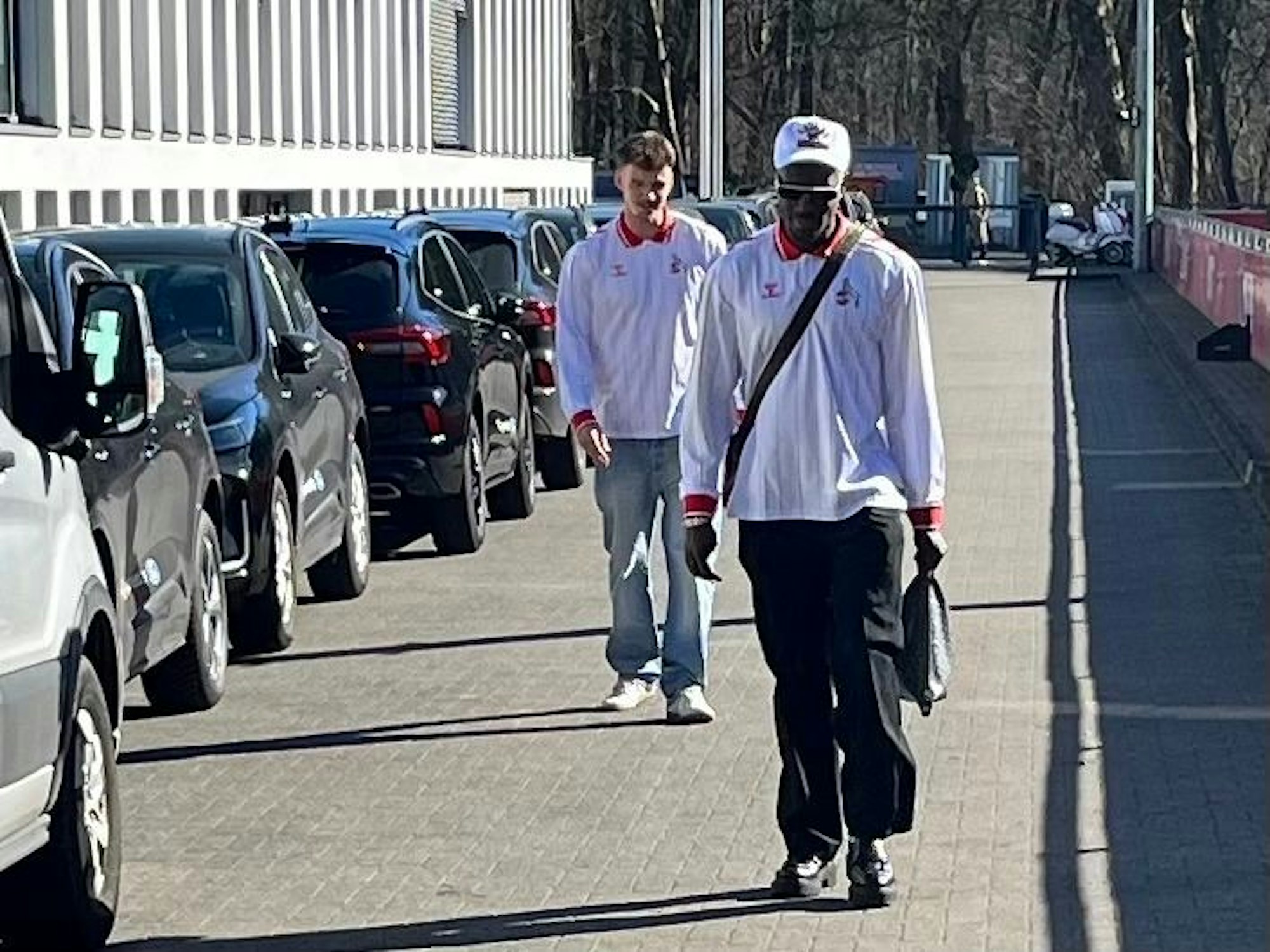 Rav van den Berg und Ragnar Ache im neuen FC-Sondertrikot am Geißbockheim