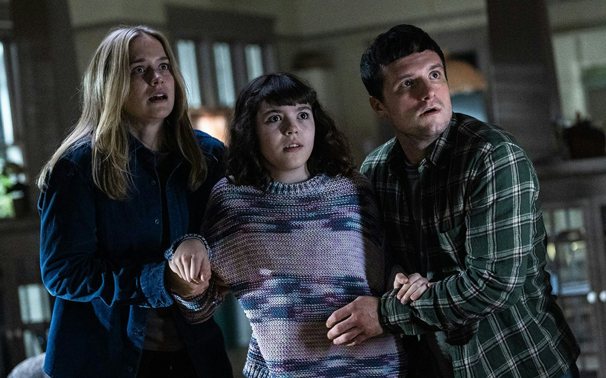 Für Vanessa (Elizabeth Lail, links), Abby (Piper Rubio) und Mike (Josh Hutcherson) beginnt in „Five Nights at Freddy's“ ein neuer Kampf ums Überleben.
(Bild: Universal/Plaion Pictures)