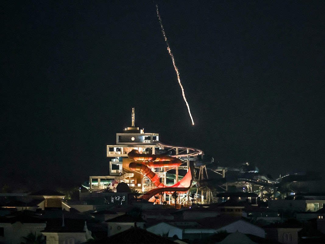 Ein abgefangenes Projektil fällt am 1. März 2026 in der Nähe des Archipels Palm Jumeirah vor Dubai ins Meer. Tausende Urlauber und Urlauberinnen sitzen in den Emiraten fest.