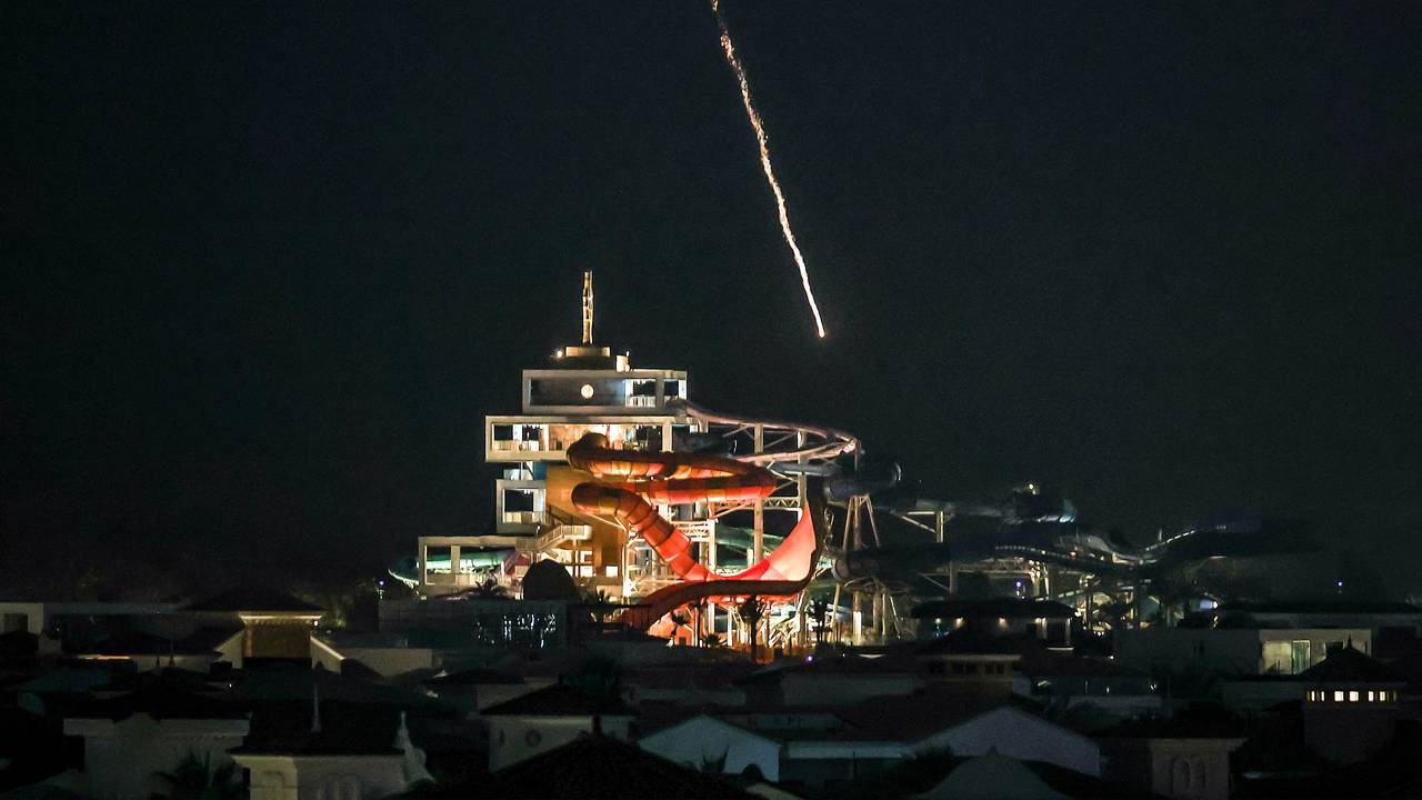 Ein abgefangenes Projektil fällt am 1. März 2026 in der Nähe des Archipels Palm Jumeirah vor Dubai ins Meer. Tausende Urlauber und Urlauberinnen sitzen in den Emiraten fest.