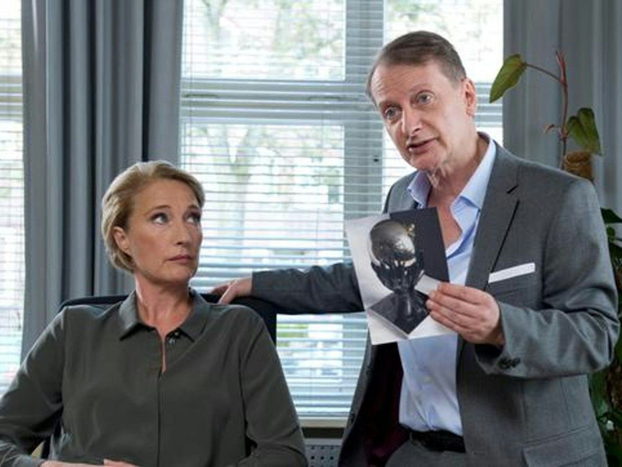 Heinz Weixelbraun, der von 1996 bis 2001 als Kriminalinspektor Christian Böck in „Kommissar Rex“ zu sehen war, spielt bis heute vor allem Krimi-Gastrollen: Zuletzt spielte er 2017 in der „Großstadtrevier“-Folge „Drah di net um“ (Bild, mit Saskia Fischer) einen Kommissar aus Wien. (Bild: ARD / Thorsten Jander)