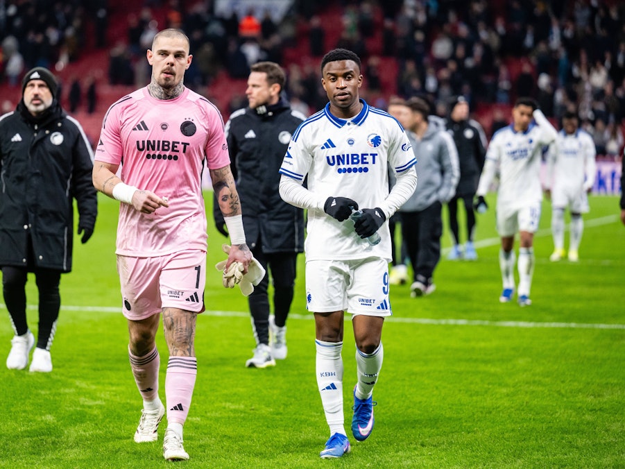 Dominik Kotarski und Youssoufa Moukoko gehen enttäuscht vom Platz.