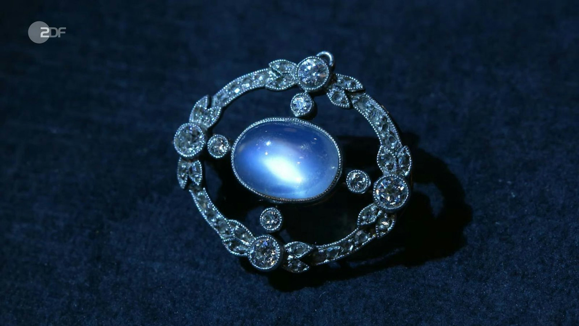 Die Brosche mit einem Mondstein und Diamanten aus der Zeit zwischen 1900 und 1910 hatte einen Schätzwert von 600 bis 800 Euro.
(Bild: ZDF)