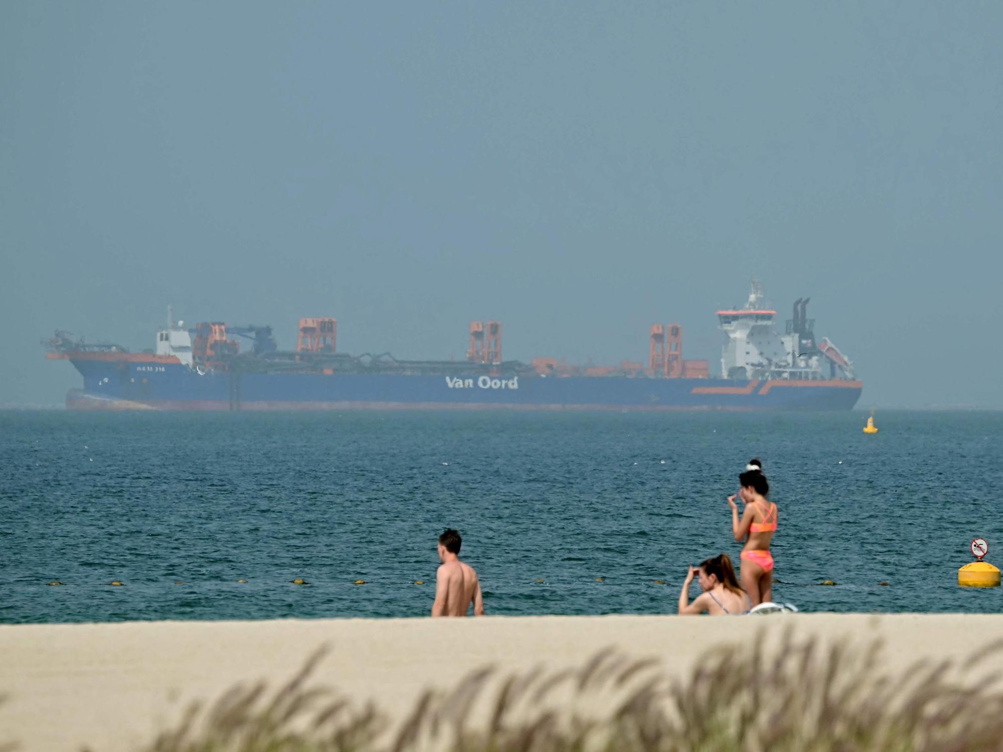 Menschen entspannen am Strand in Dubai.