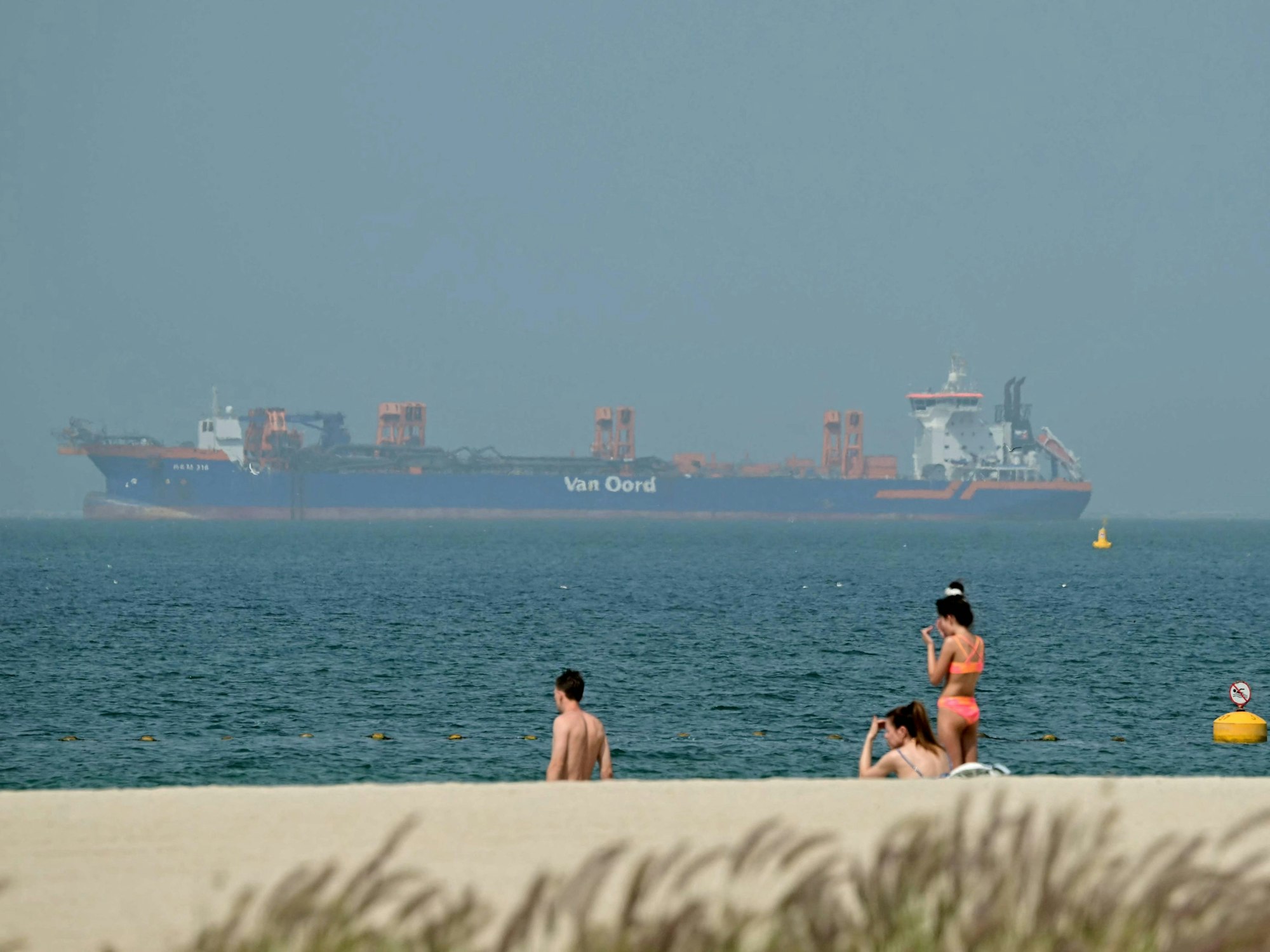 Menschen entspannen am Strand in Dubai.