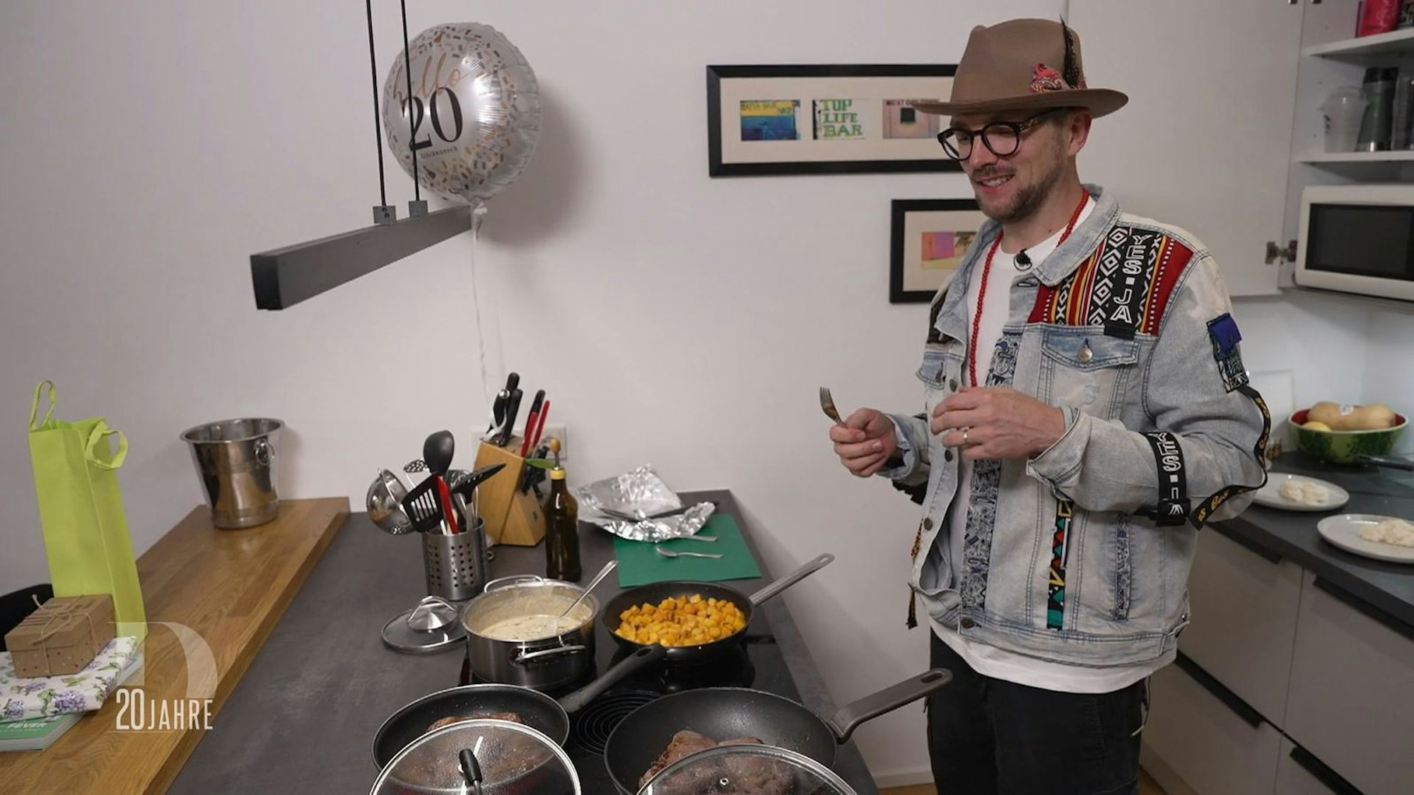 Der Tipp vom Profi, das Fleisch zart vorzugaren und dann in der Pfanne zu braten, überzeugt Ees nicht.
(Bild: RTL)