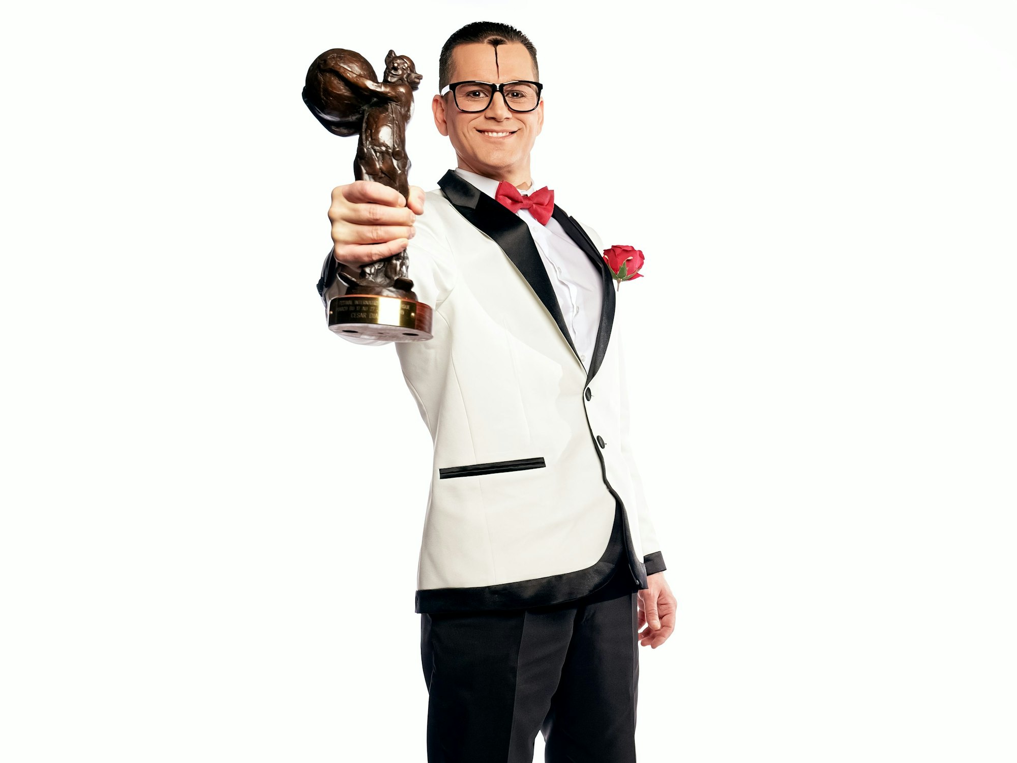 Der Clown César Dias mit Preis in der Hand.