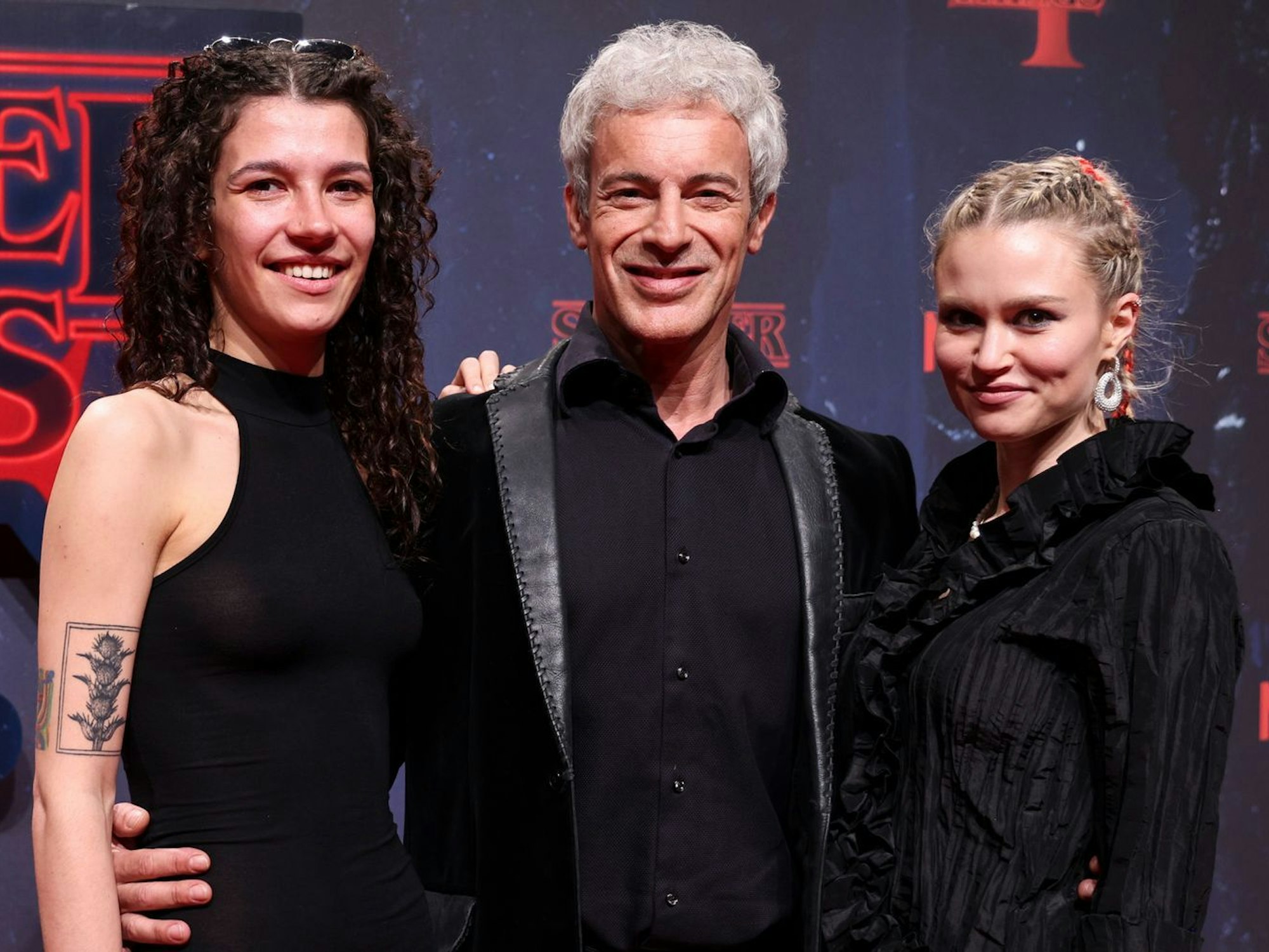 Schlagzeilen machte Gedeon Burkhard 2023, als er seine polyamore Beziehung mit seinen Freundinnen Sascha Veduta (links) und Ann-Britt Dittmar (rechts) öffentlich machte. (Bild: Gerald Matzka/Getty Images for Netflix)